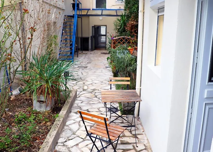 Eiffel Tour Cosy Chesterfield *