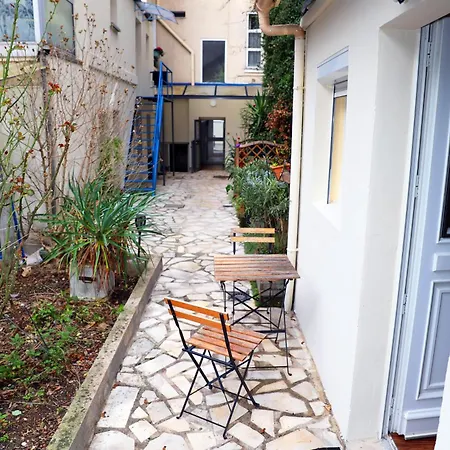 Eiffel Tour Cosy Chesterfield *